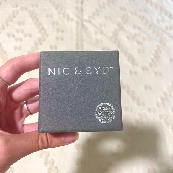 NIC & SYD Swarovski Crystal Necklace - Picture 4 of 6